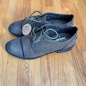 Brown Oxford Derby Shoes with Soft Material and Distinct Toe Cap